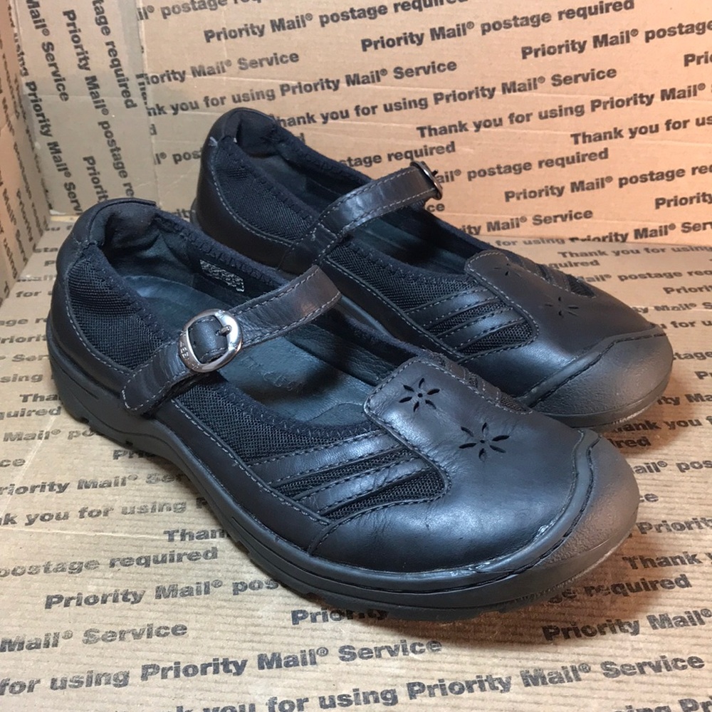 Keen Like New! Black Leather Mary Jane Style Shoe